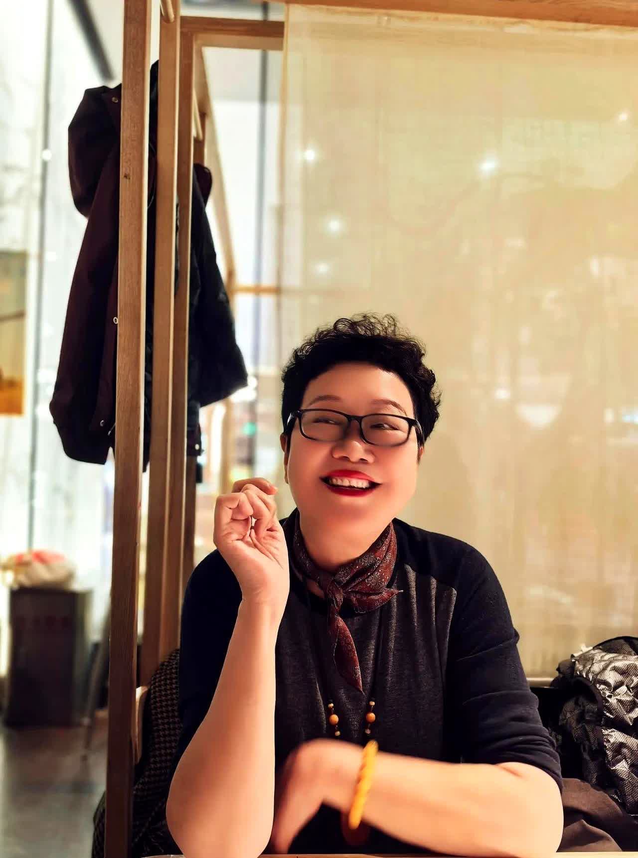 不是忙着带孙子孙女,也不是忙着家长里短,而是忙着