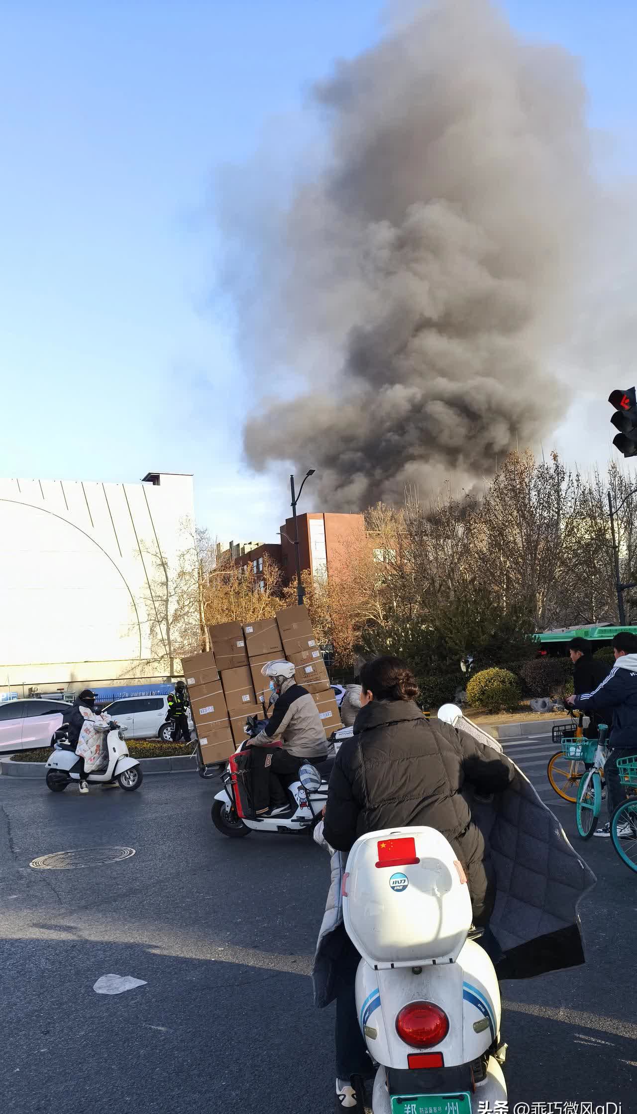 给阿姨送东西,走大学路一路能看到冒着大浓烟,也不知道是哪里着火了!