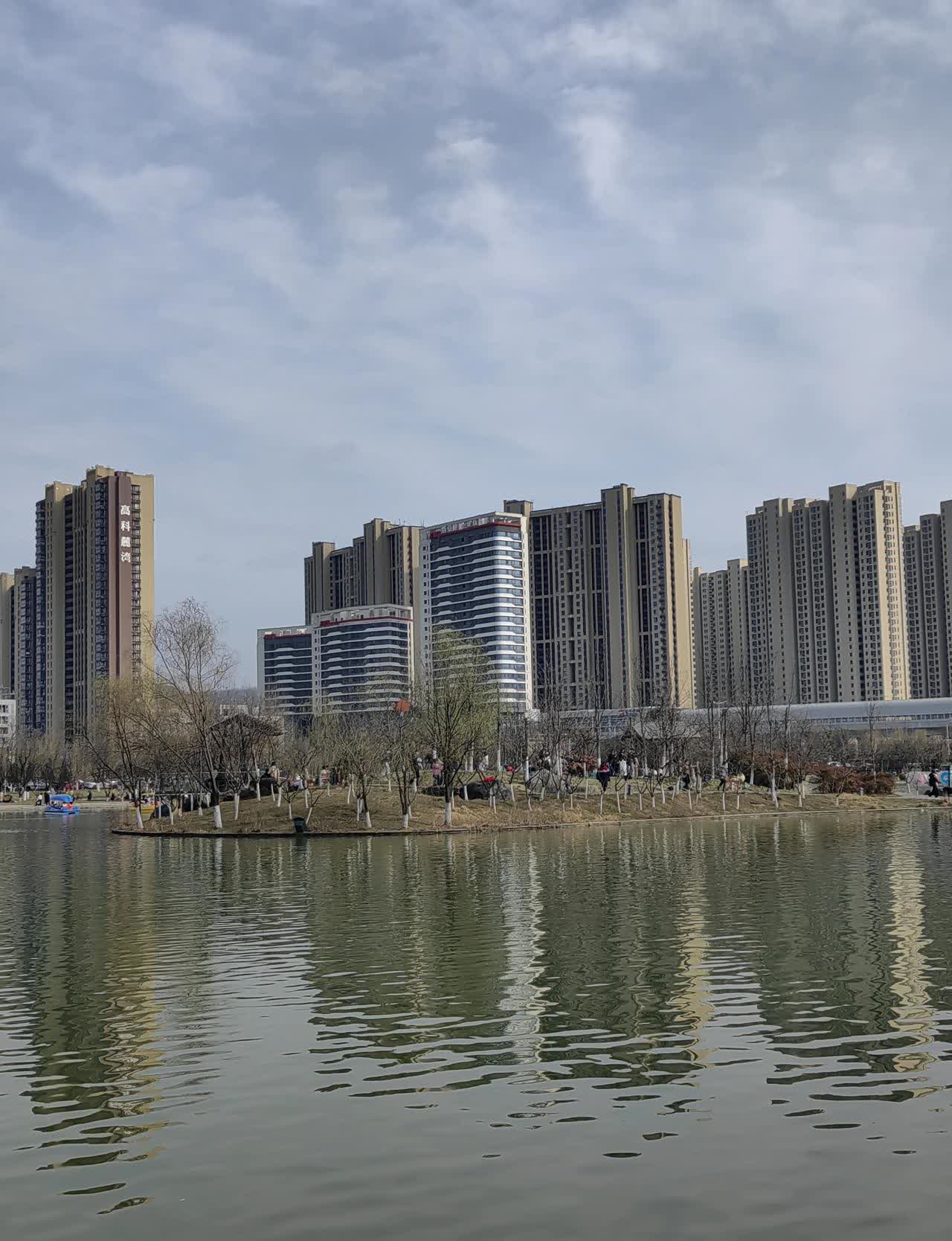 一出地铁口就是秦岭库峪从南到北流入灞河再和渭河交汇的浐河河边乌