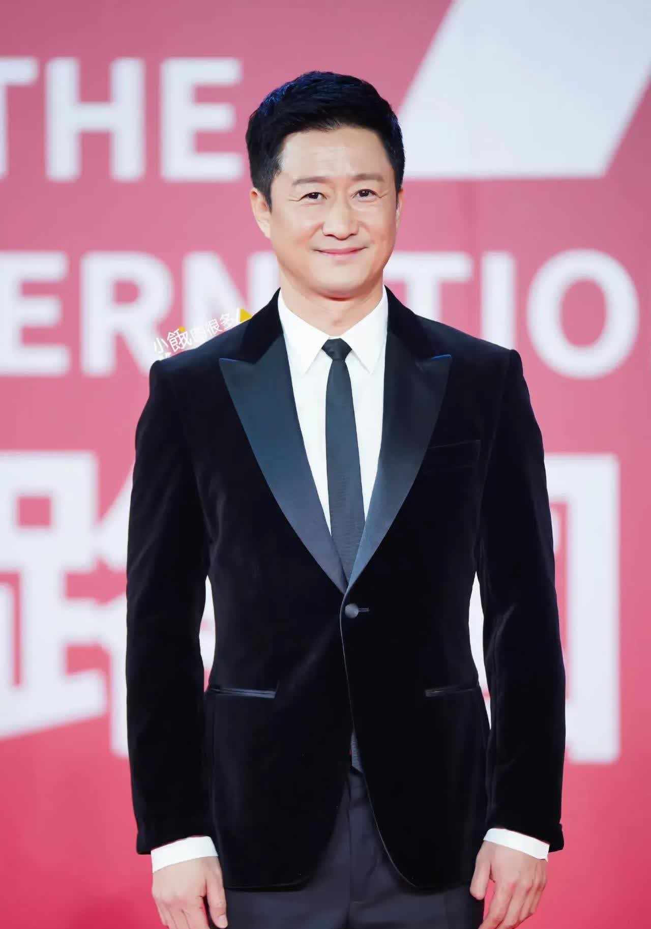 吴京光脚吴京回应受伤:传授动作"翻车"了吴京开会吴京真实个人简历