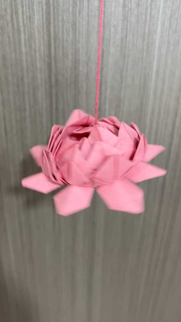 用纸折一朵莲花
