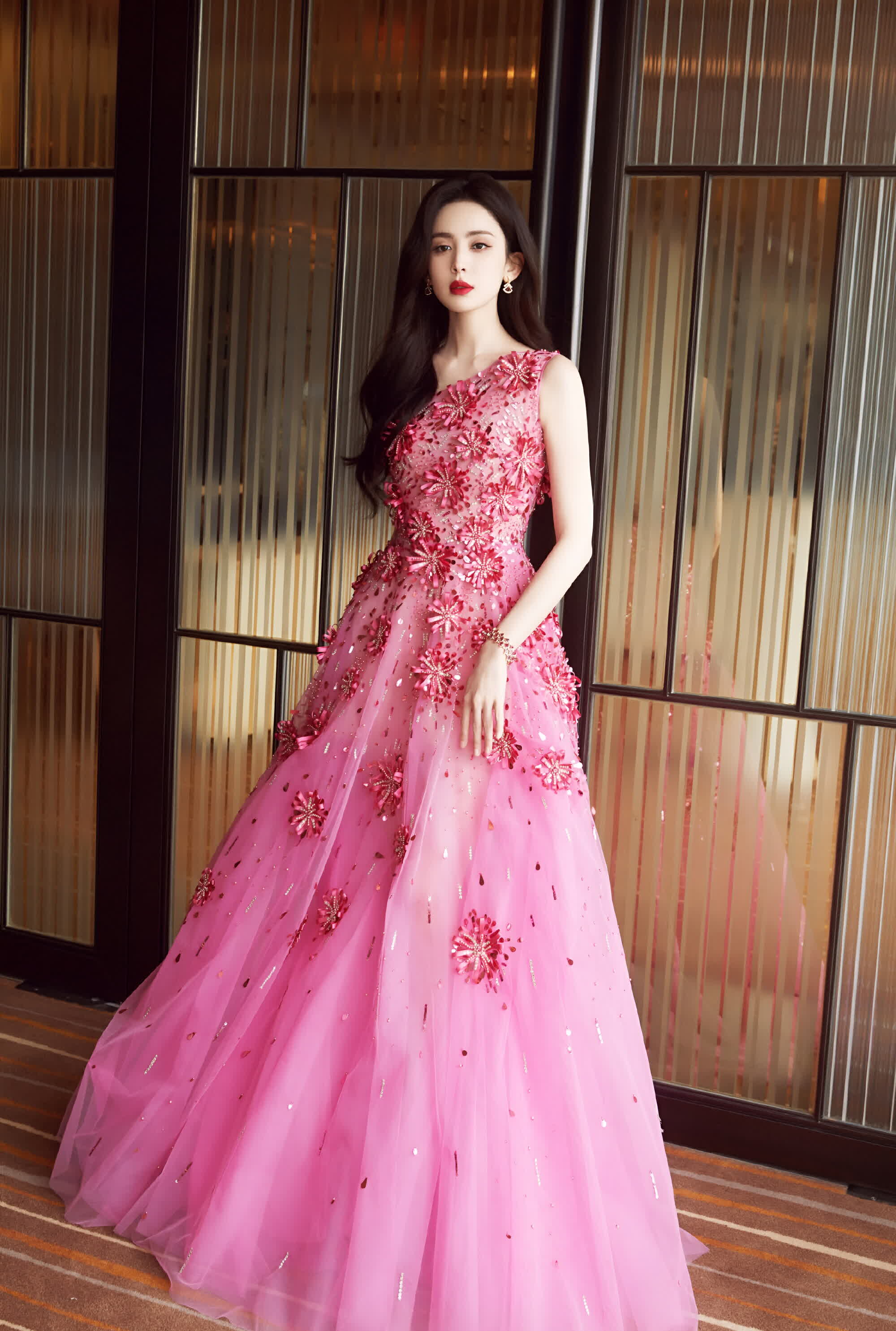 古力娜扎粉红礼服惊艳亮相!