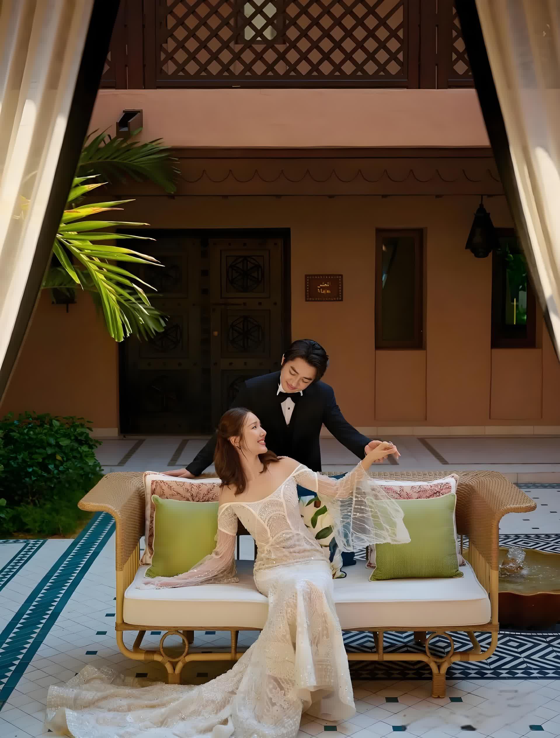 近日,两人晒出了唯美的婚纱照,依然充满爱意,李亚男看起来比10年前