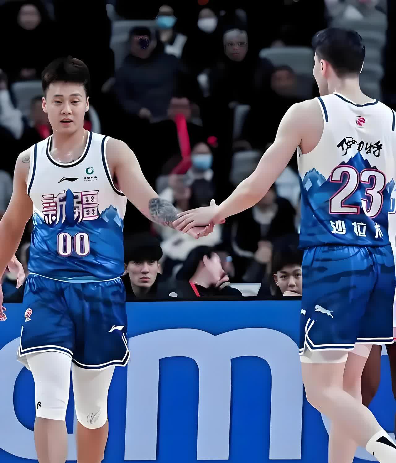 国际篮联发布赵睿压哨神仙三分视频一锤定音泪洒现场的简单介绍