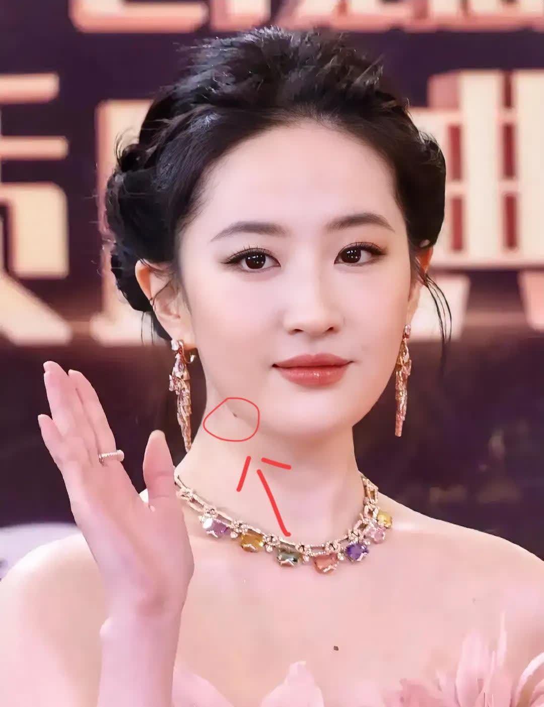 沉默了好一会儿 突然开口说,看这姑娘脖子上的这颗痣,她是不是还没有