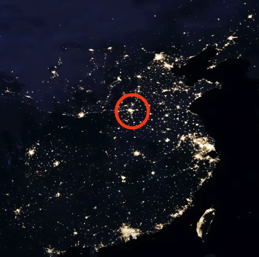 当夜幕降临,从卫星遥感的夜晚灯光图上俯瞰华夏大地,长三角,珠三角和