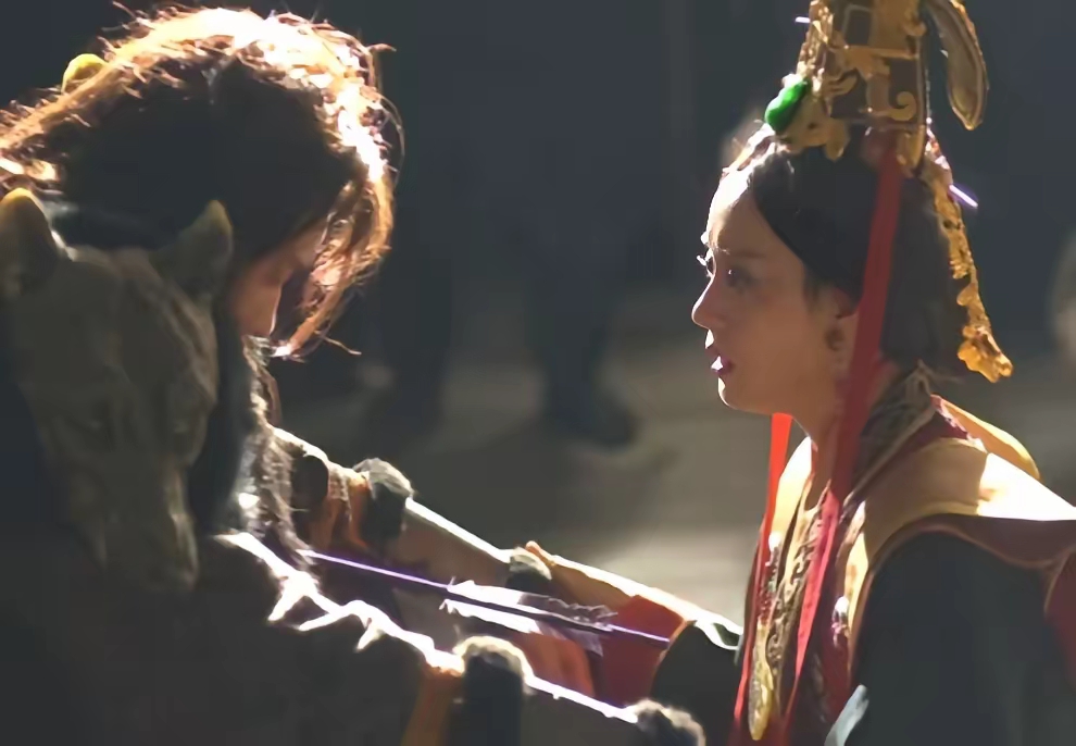 公元前272年 芈月杀了私通30年的义渠王 义渠王倒在她怀里流血 请求将