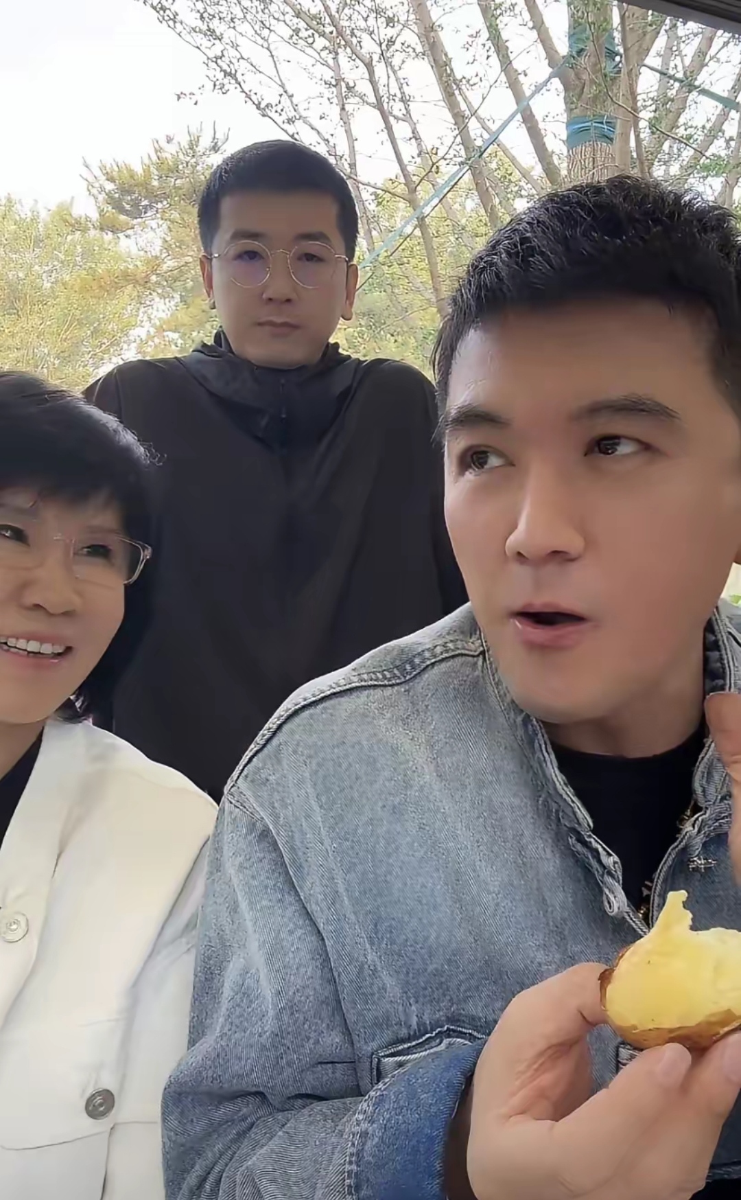 杨子在嫂子直播间露面谈及近况直言现在自由了却不潇洒了从前潇洒