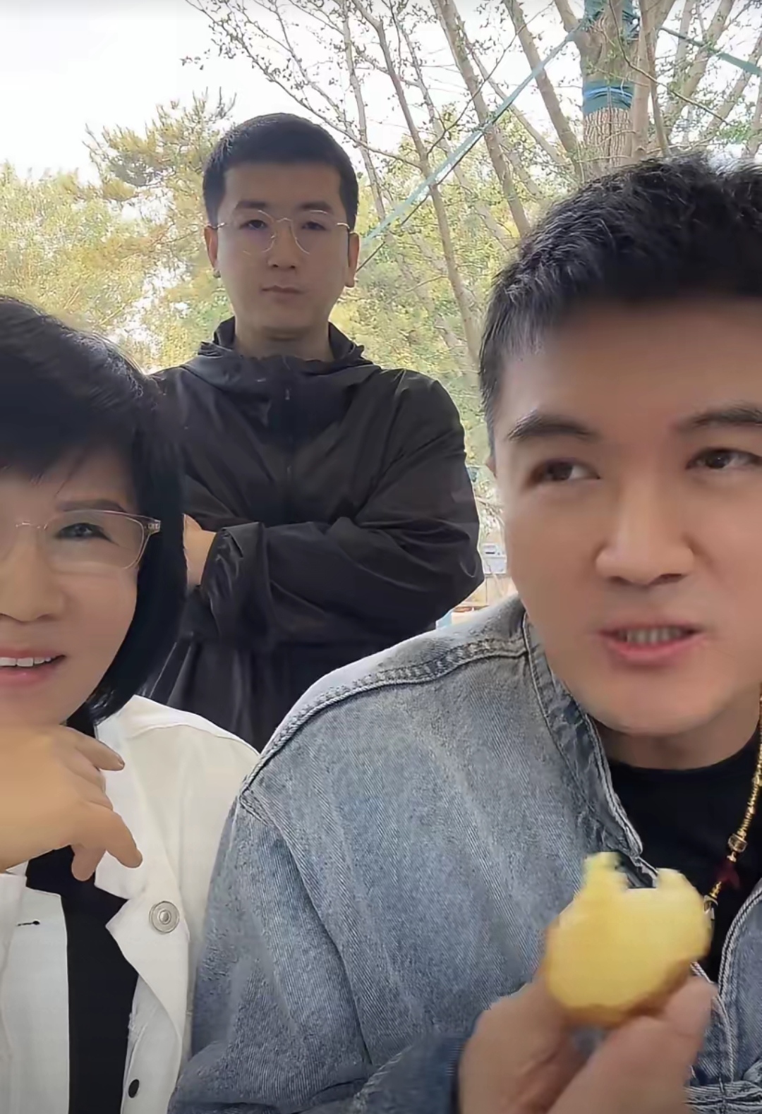 杨子在嫂子直播间露面谈及近况直言现在自由了却不潇洒了从前潇洒