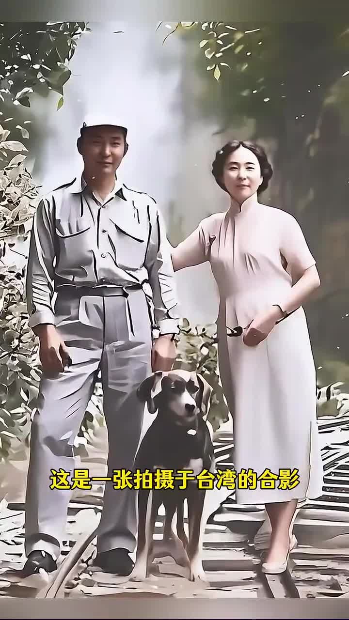 台湾女子张晶英与他人合影,她的清丽面容备受瞩目