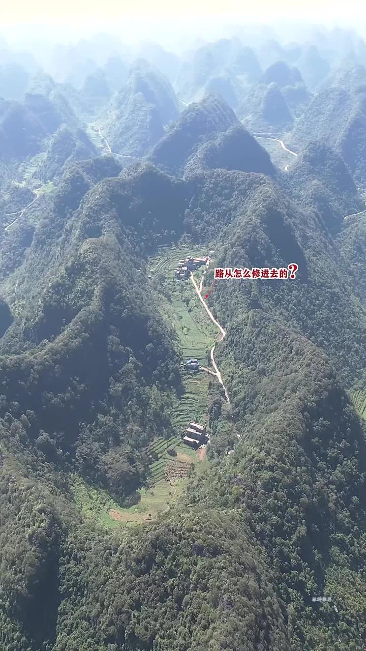 山顶上的天眼村庄,房屋建在天坑里面,守着自己的一亩三分地!