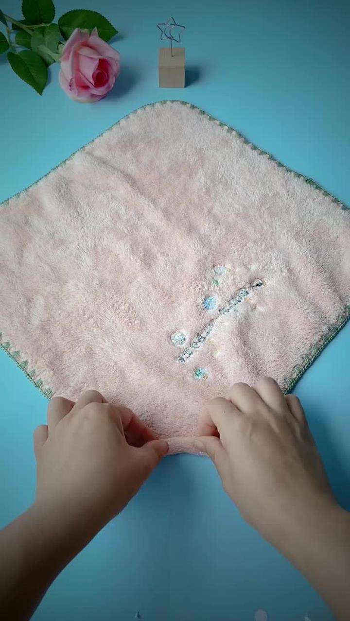 一条方巾给孩子做个可爱小兔子玩,玩腻了拆下还能用呀,一举两得!