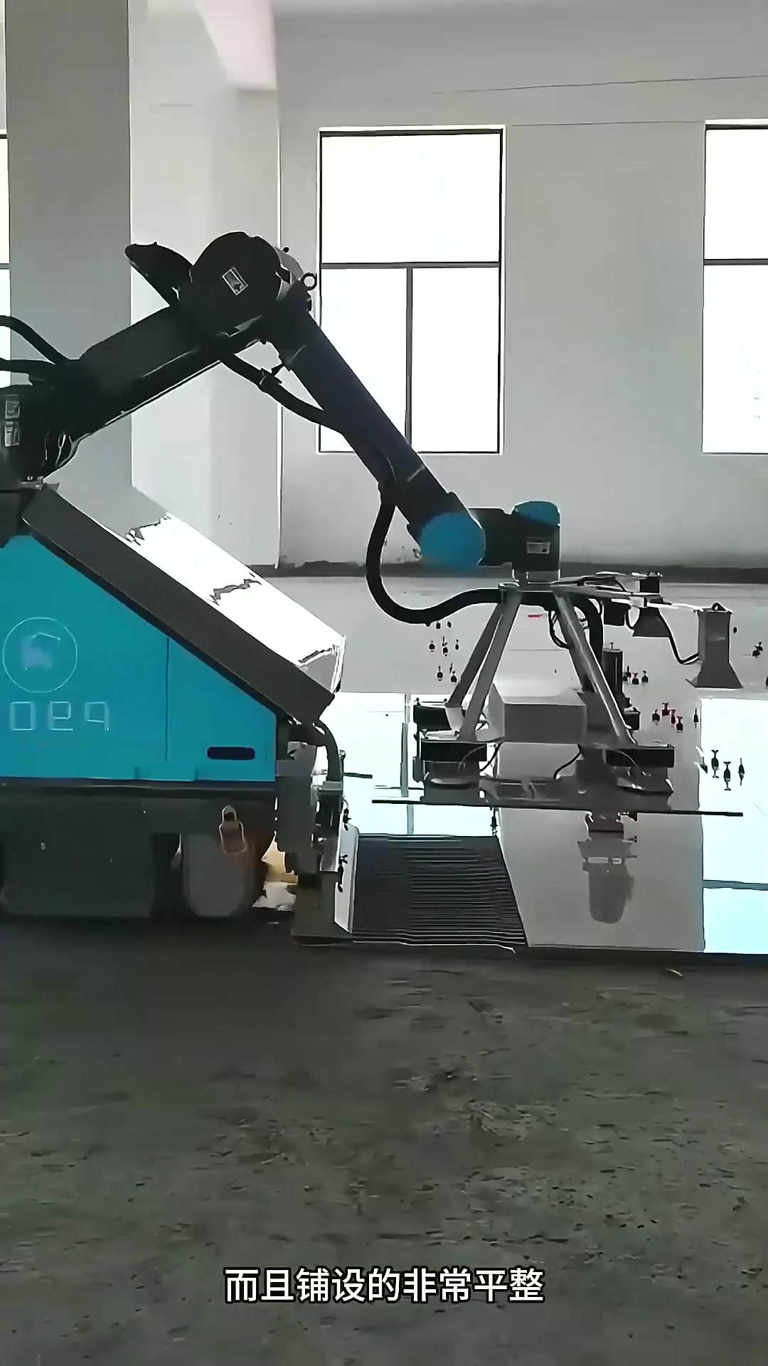 现在房子装修铺设地砖,都是用机器完成了,太牛了