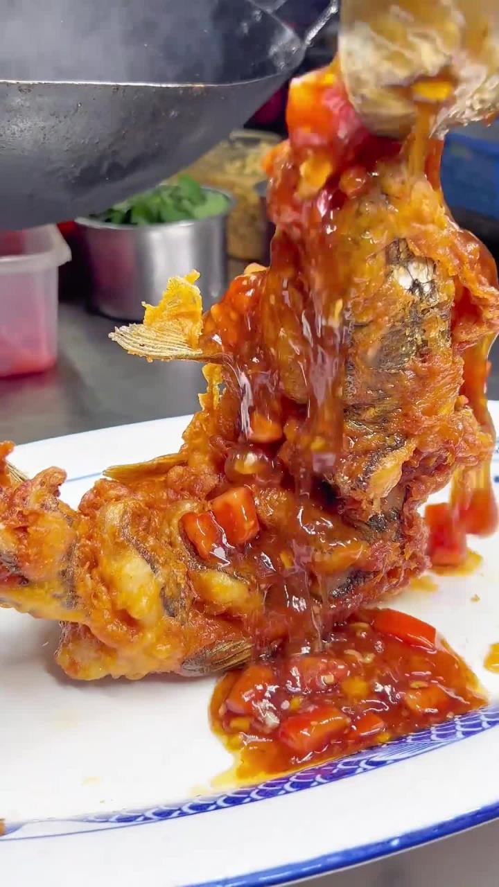 《糖醋脆皮鱼》教程来了,兄弟们糖醋水,脆皮糊,在视频最后 美食推荐官