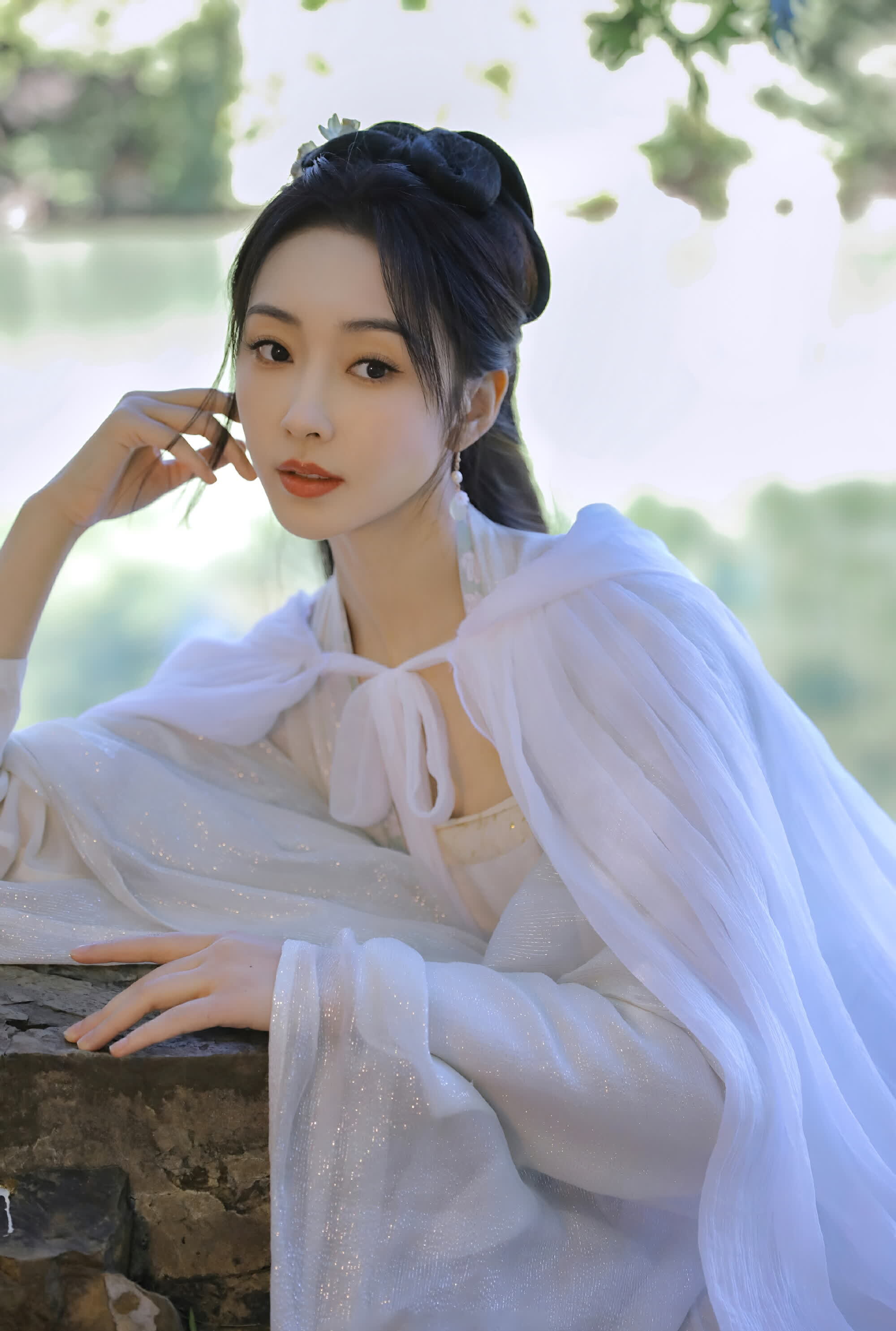 宣璐古风装扮灵动自然,与湖光山色共绘绝美画卷