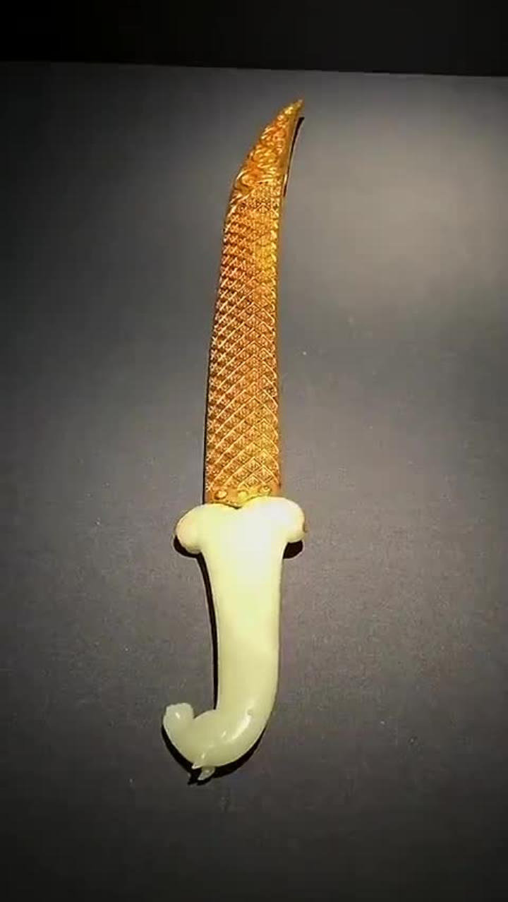 清代乾隆时期玉柄马首短刀珍品展示视频