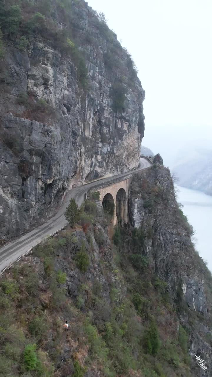 贵州深山挂壁公路,为了打通这条交通要道,勤劳的农民用双手凿出了这条
