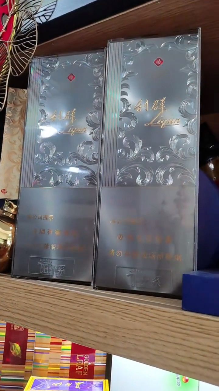 铂金利群,包装低调而不失质感,烟香醇厚而不失浓烈