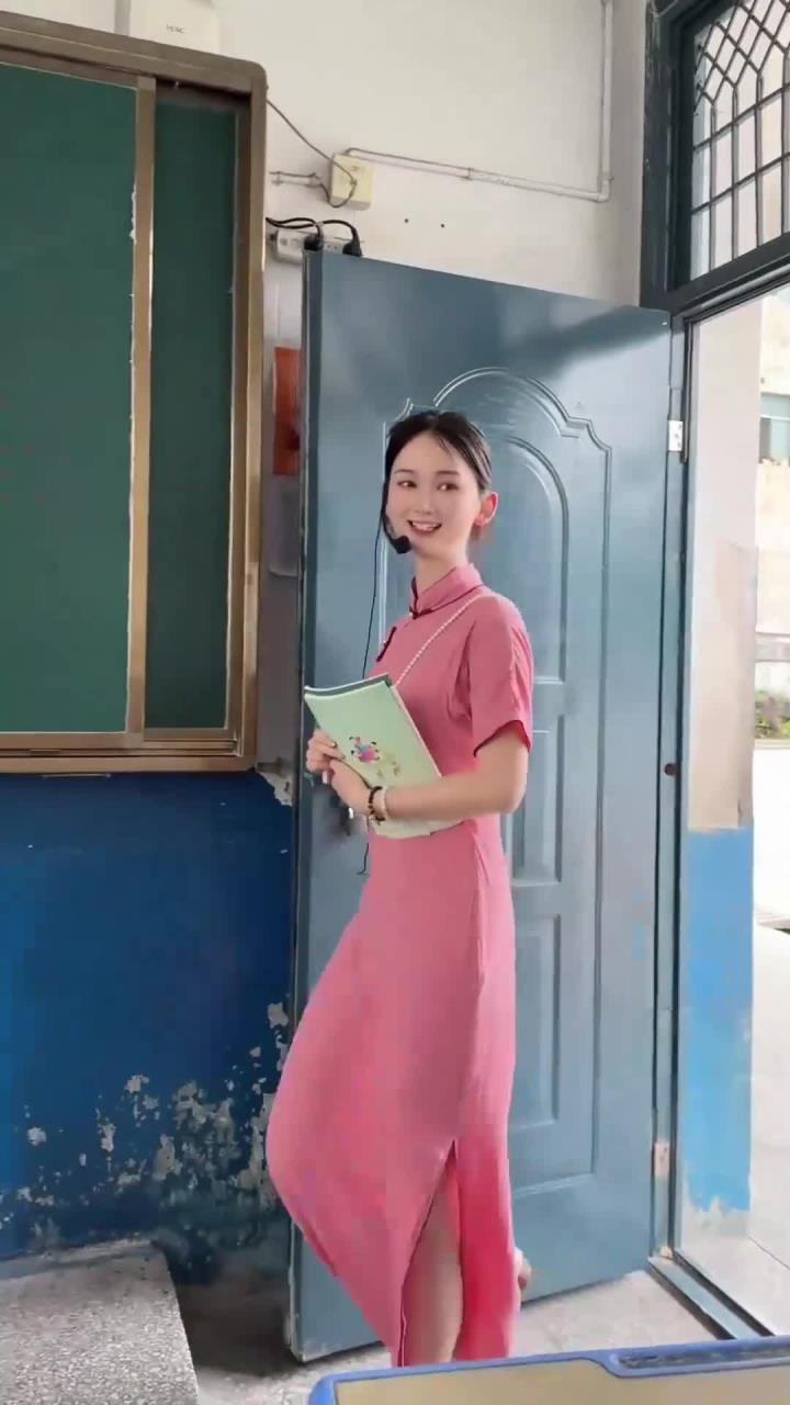 22岁的漂亮女老师,一进教师就把吸引住了,好想娶她回家啊