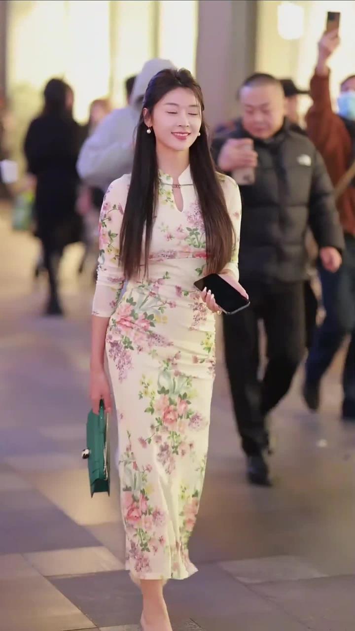 旗袍清纯美女街拍,展现肤白貌美的优雅风采
