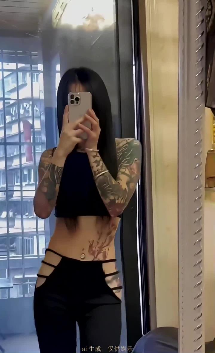 花臂纹身小姐姐的独特魅力,展示别出心裁的风格,给人留下深刻的印象