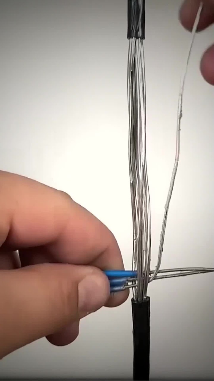 如何正确连接这种多股的铝线?作为30年老电工头一次见啊!