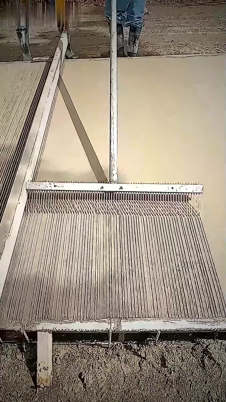 原来混凝土路面上的拉毛工作是这样制作出来的啊!