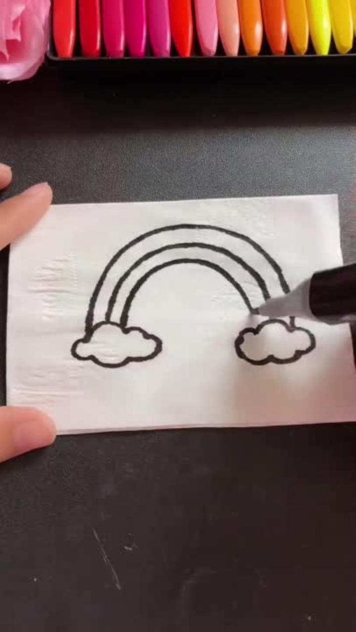 姐姐和妹妹一起画美丽的彩虹