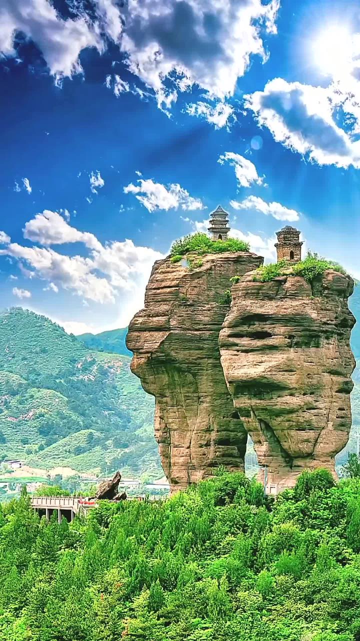 双塔山位于河北省承德避暑山庄西南十公里处,1300多年以前