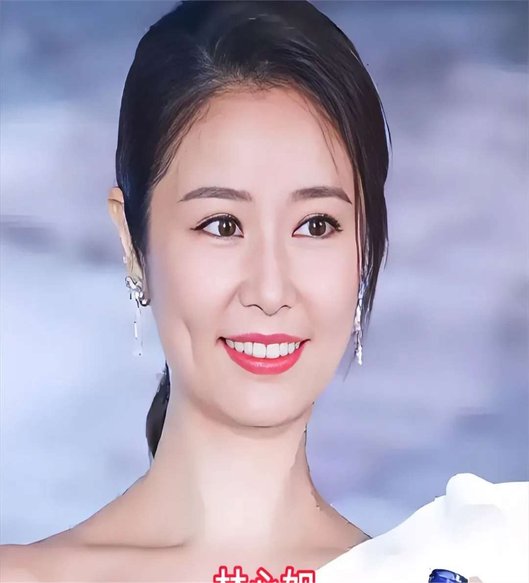 佟丽娅 她的梨涡深邃搭配大眼睛瓜子脸古典韵味