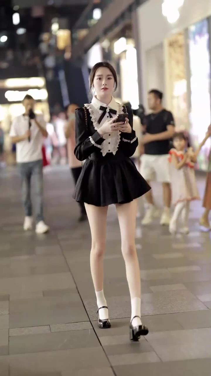 路边遇到的漂亮女孩,腿型超级好看肉感满满,一抖一抖的勾人魂
