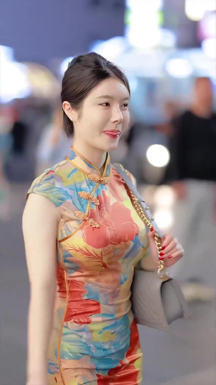 穿上旗袍更有韵味了,欲女气质的少妇欲罢不能,只想抱得美人归