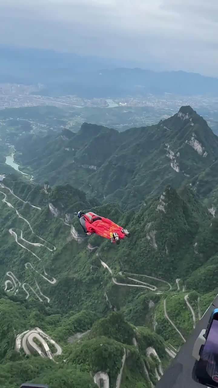 感受一下翼装飞行的魅力吧