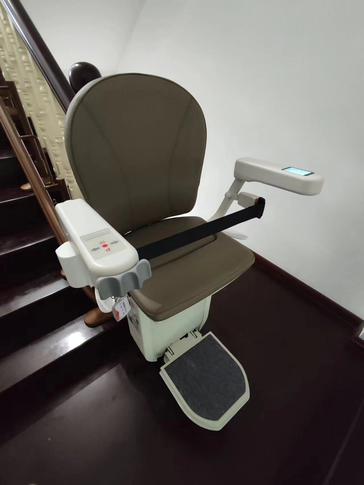 其产品涵盖曲线型,直线型座椅电梯,站立式楼梯升降机,载货升降平台