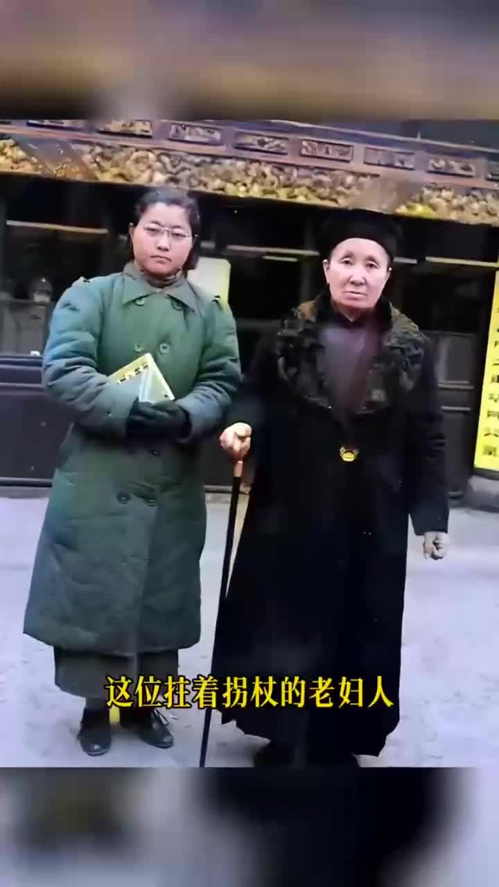 这位柱着拐杖的老妇人就是著名的"双枪老太婆"赵洪文国