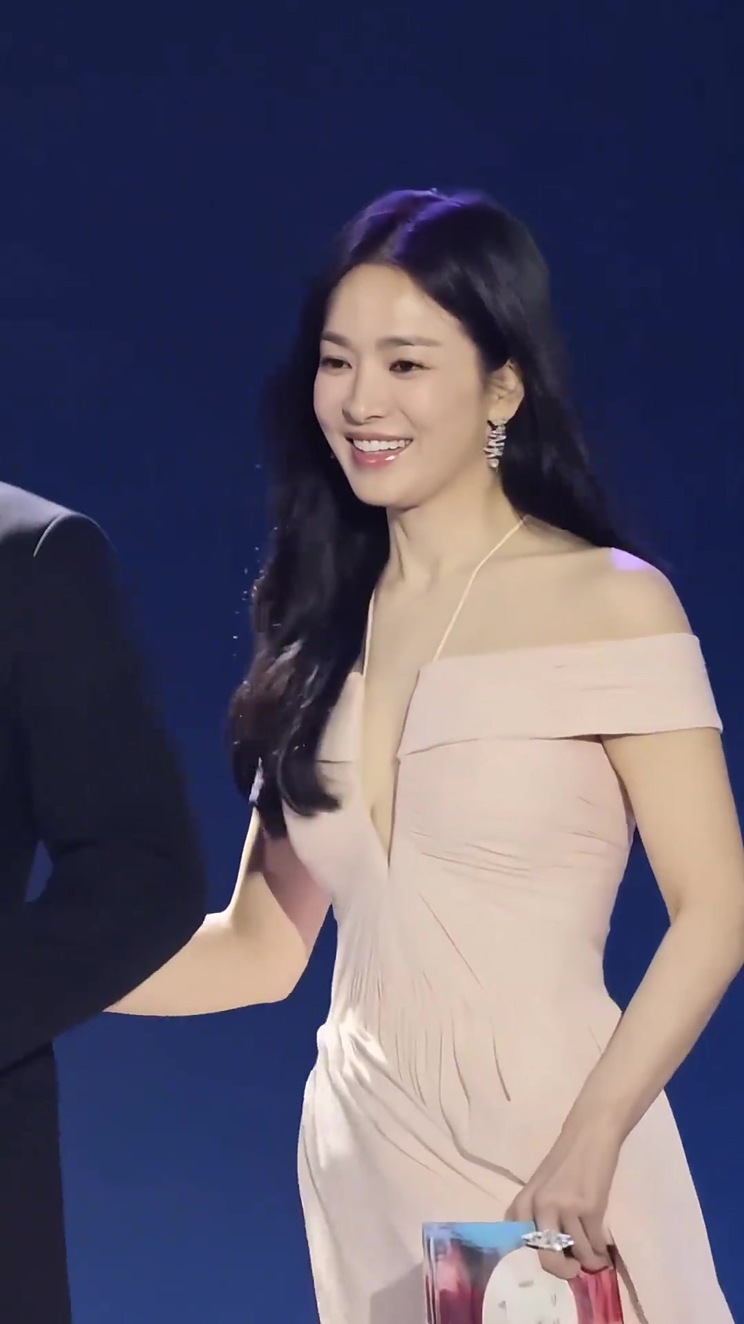 宋慧乔,80后韩国著名女演员,气质优雅,妩媚动人