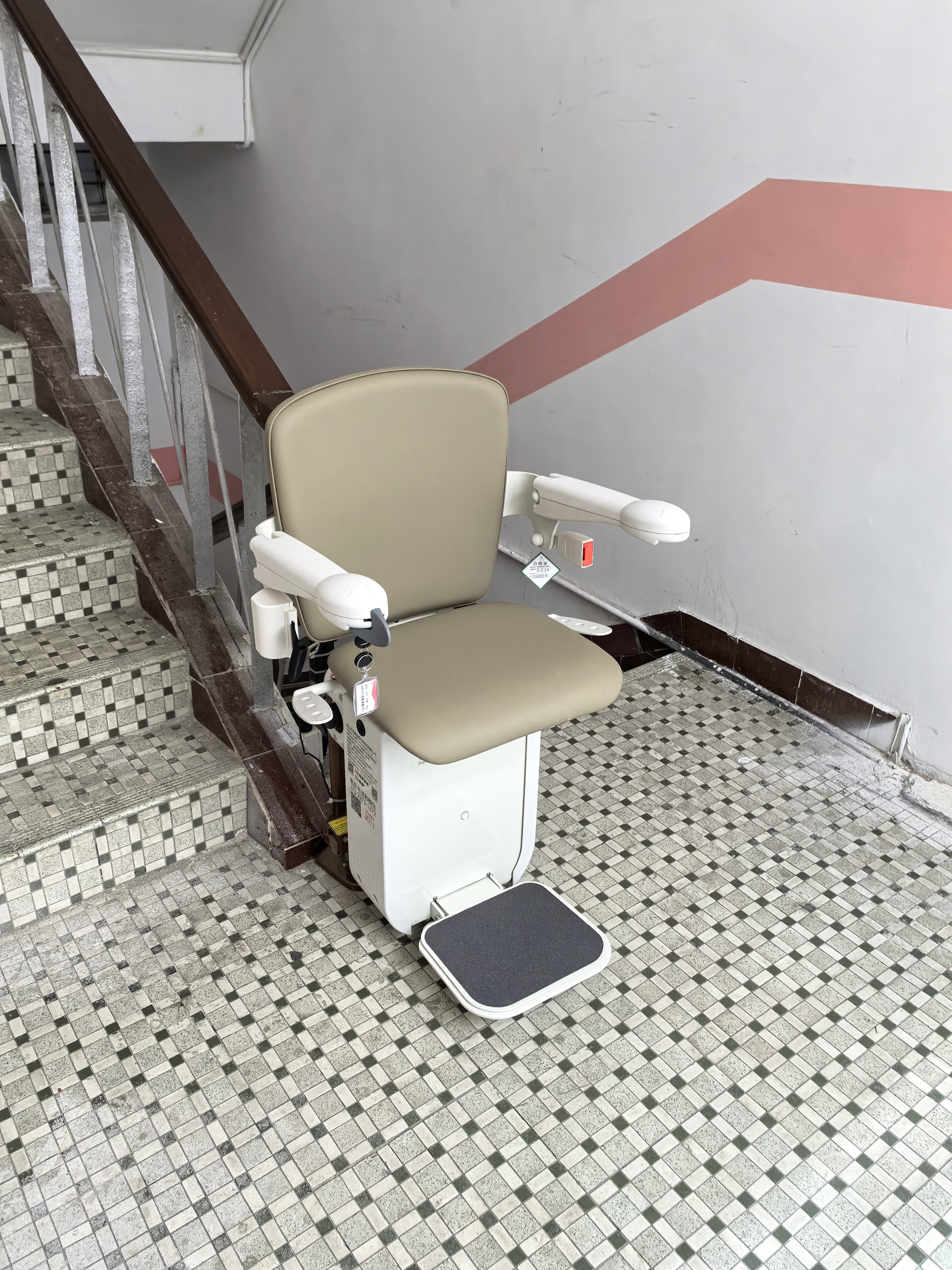 电梯座椅老年行动障碍智能轨道残障人士设计残疾人 电梯残疾人设施