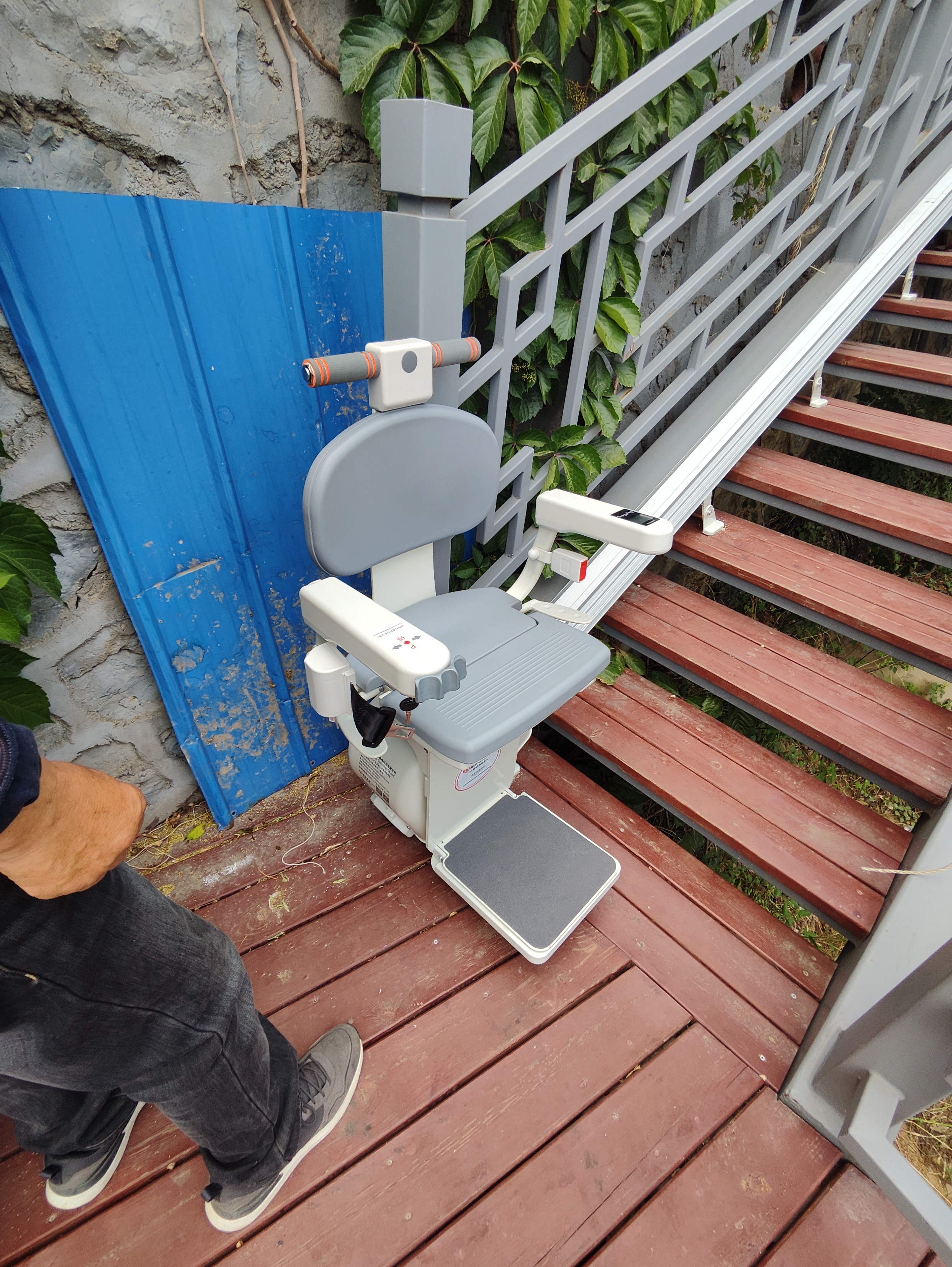 座椅电梯运行速度设计较为平稳,一般每分钟行驶7.2 米