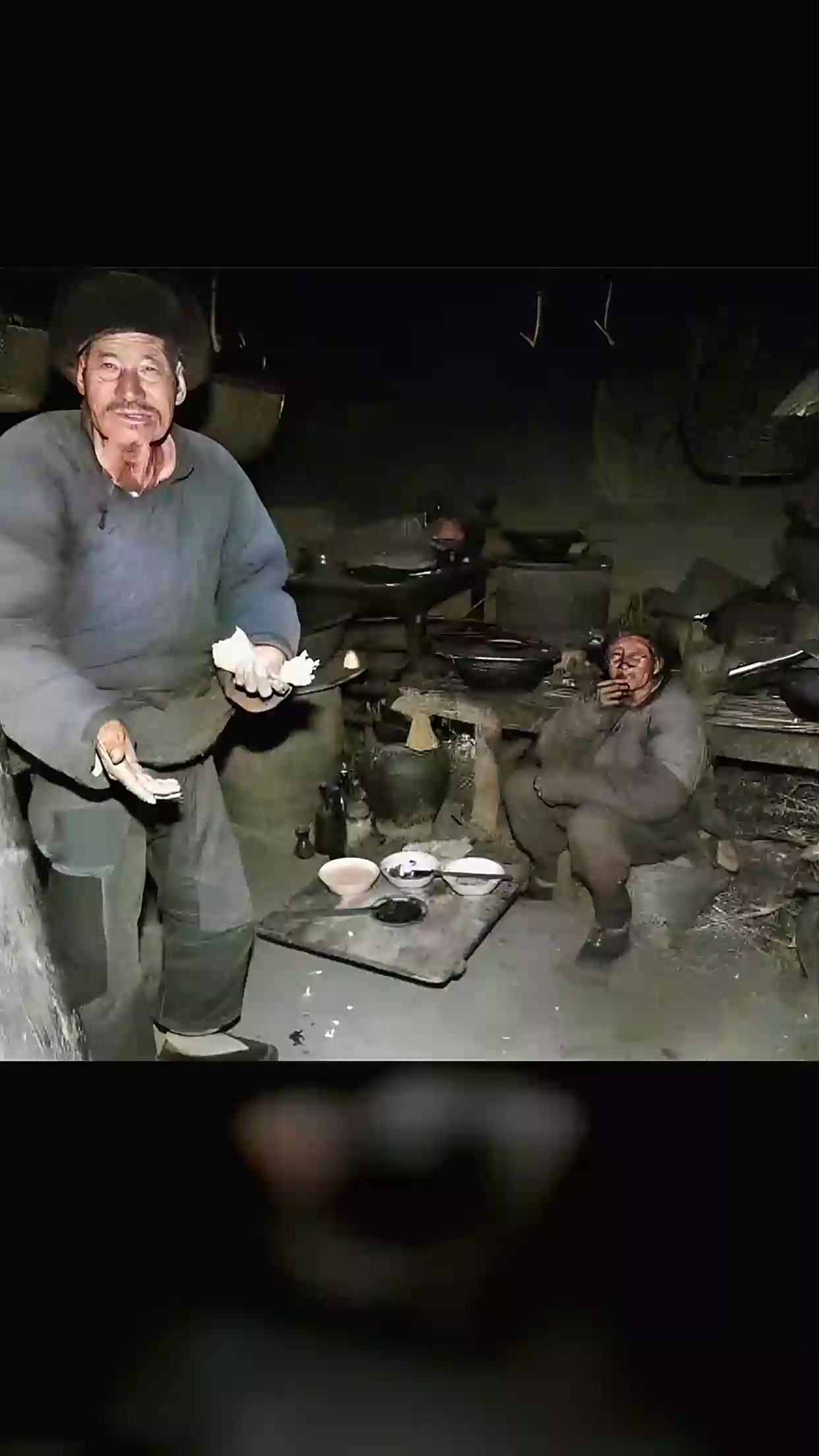 七十年代,山东临沂沂水县,老两口在吃午饭.家里并没有像样的餐桌