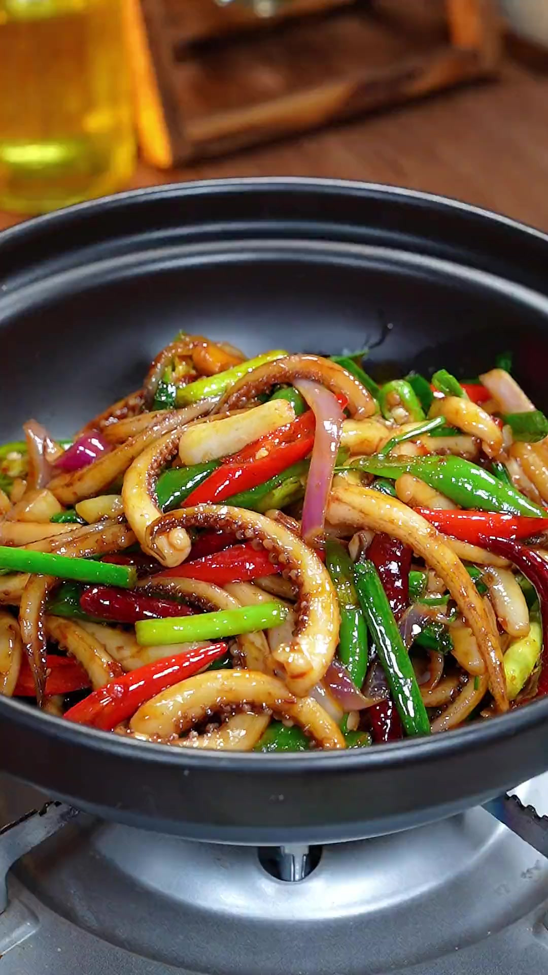 很多人在家炒鱿鱼须又腥又不入味,那是因为你第一步就做错了