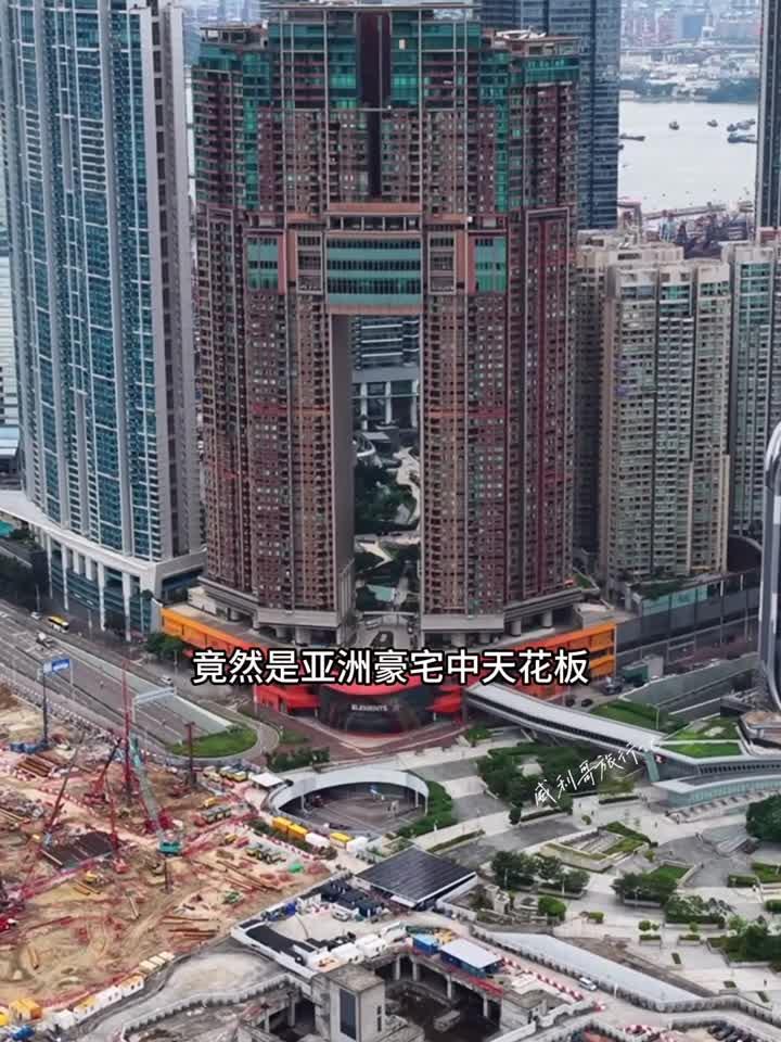 香港凯旋门小区,其中77至79层高楼顶上,有5个复式天际独立屋