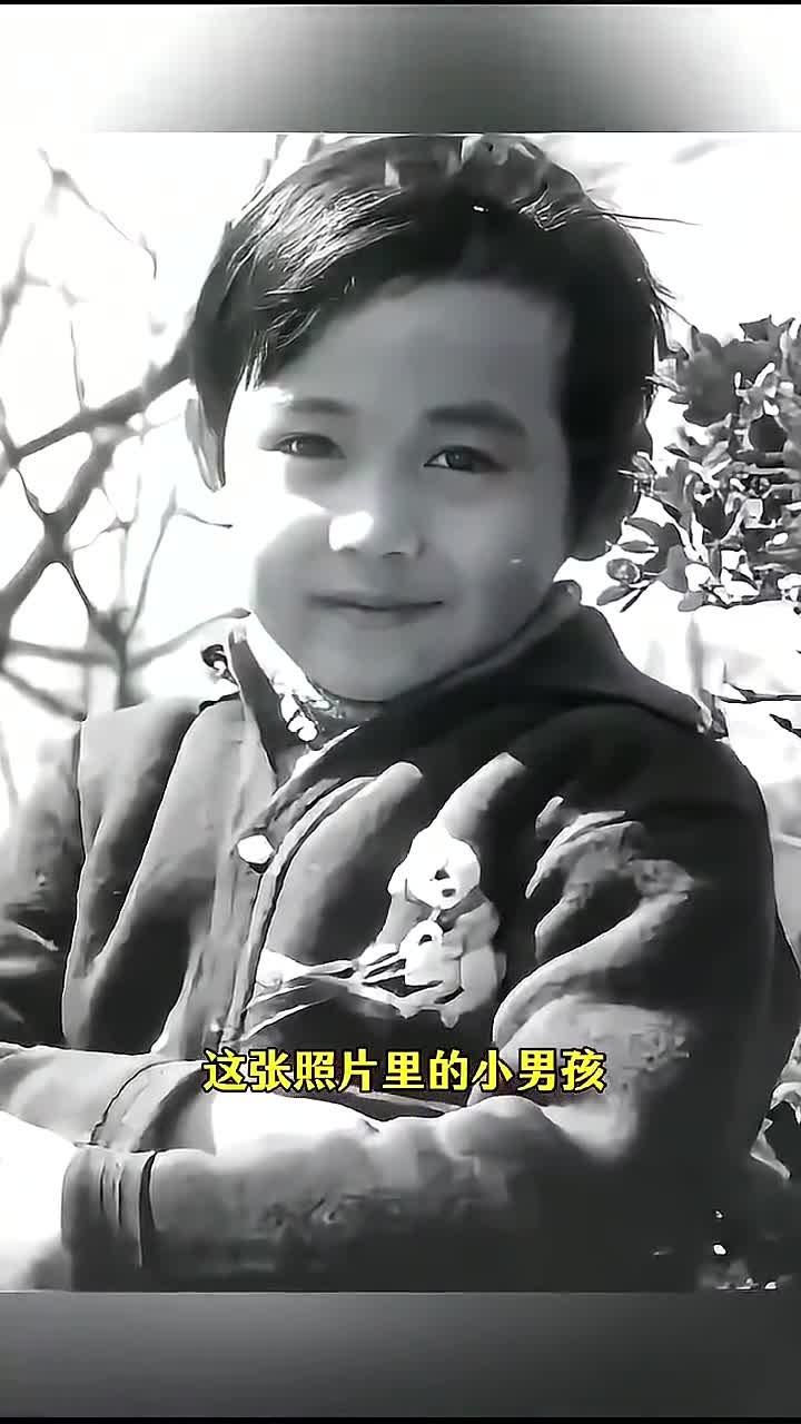 这张照片里的小男孩,长大后会成为了家喻户晓的大明星