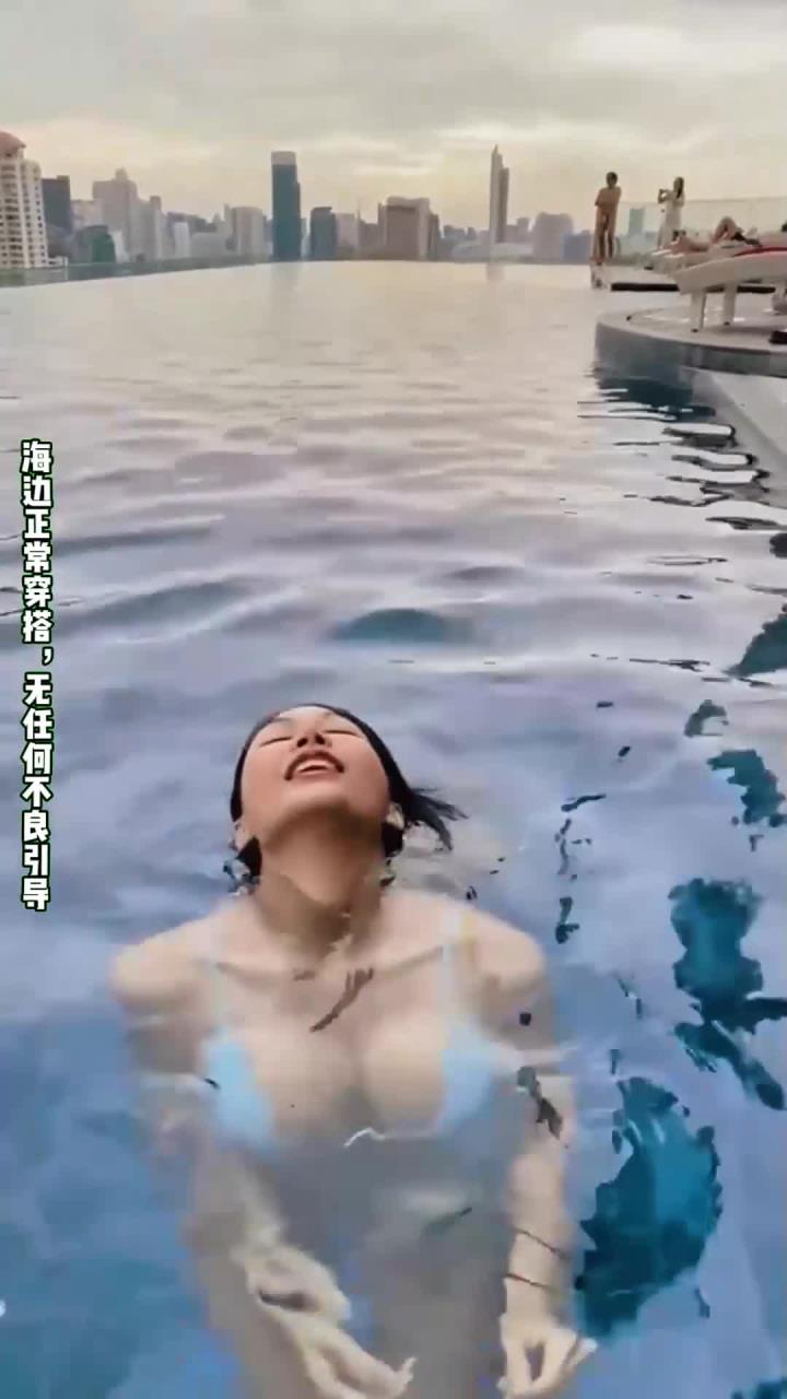 俏皮比基尼美女泳池运动,这么可盐可甜的小姐姐,谁能拒绝的了?