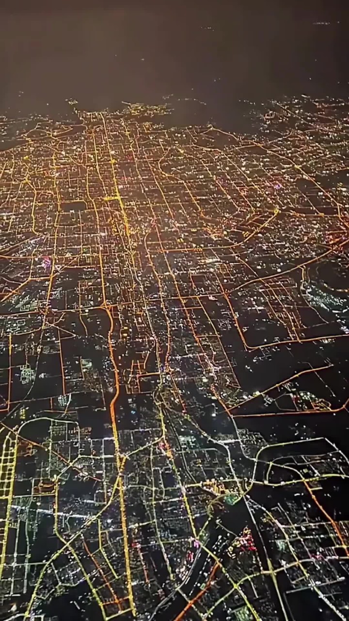 航拍祖国北京夜景,北京的道路规划在全国都是数一数二的!