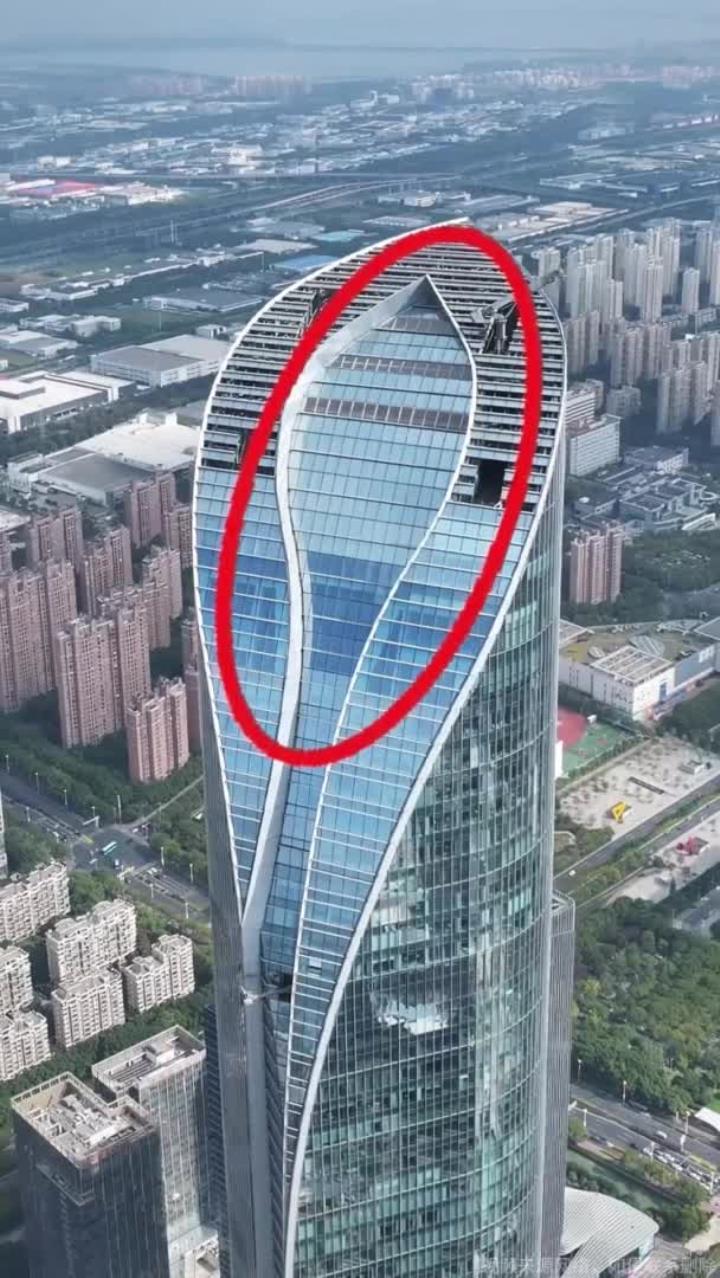 这就是江苏省第一高楼,苏州国际金融中心,原本设计高达是729米,只可惜