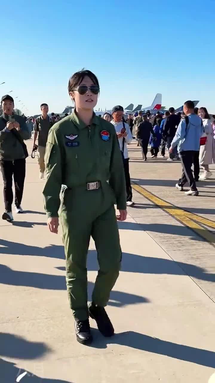 长春航展空军j20女飞行员,英姿飒爽