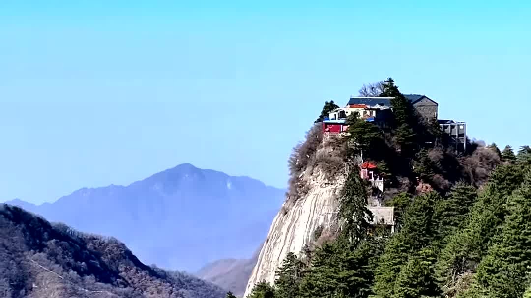 四季轮回,沣峪口里的东观音山迎来新的游客,踏雪而行,有幸上去