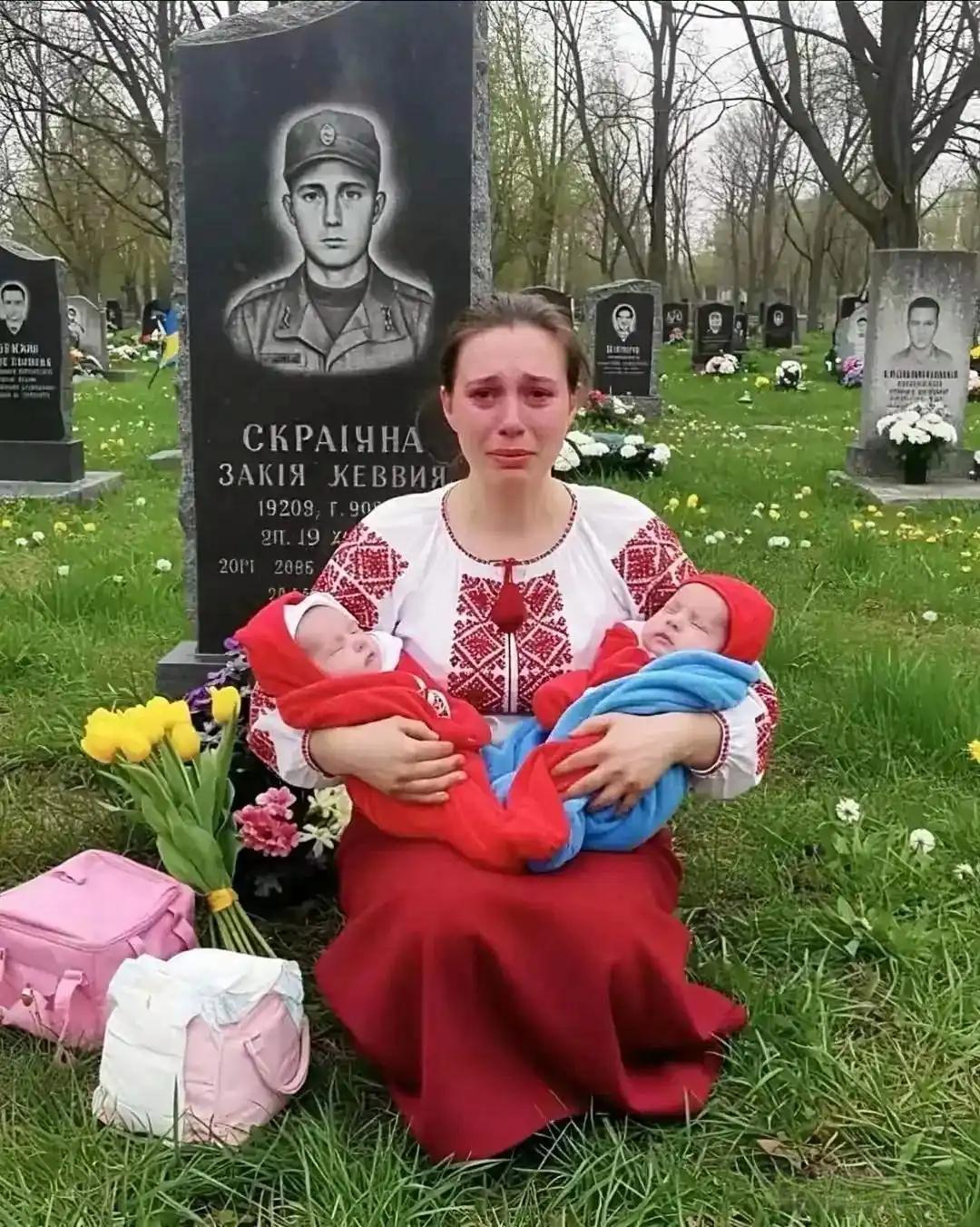 她满脸泪痕难掩锥心之痛