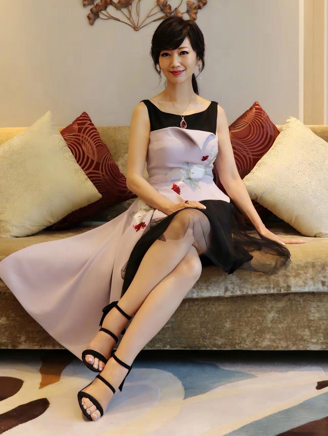 愿意穿凉高跟的不老女神赵雅芝