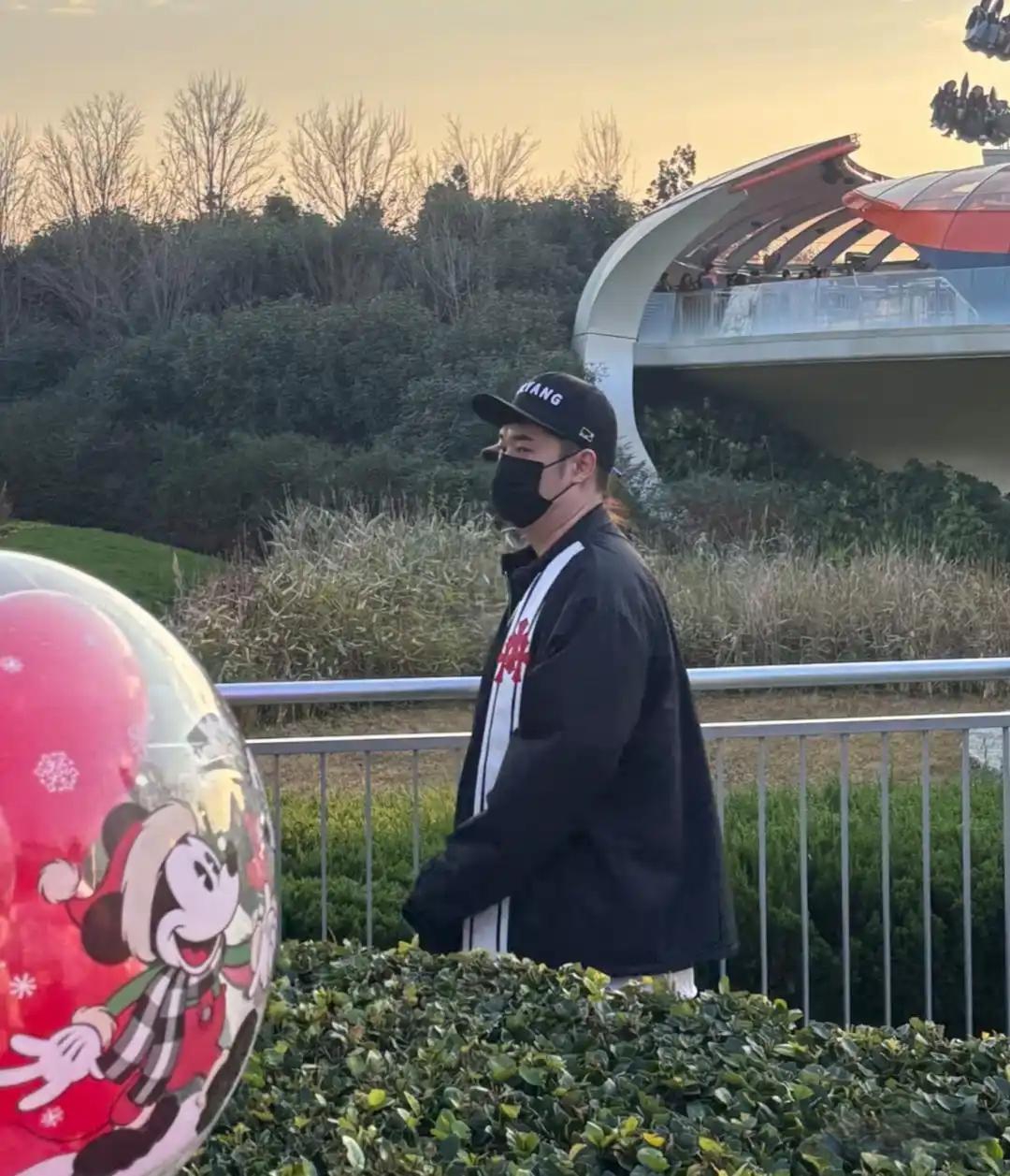 陈赫和老婆张子萱带两个女儿现身上海迪士尼乐园夫妻俩牵手走路看